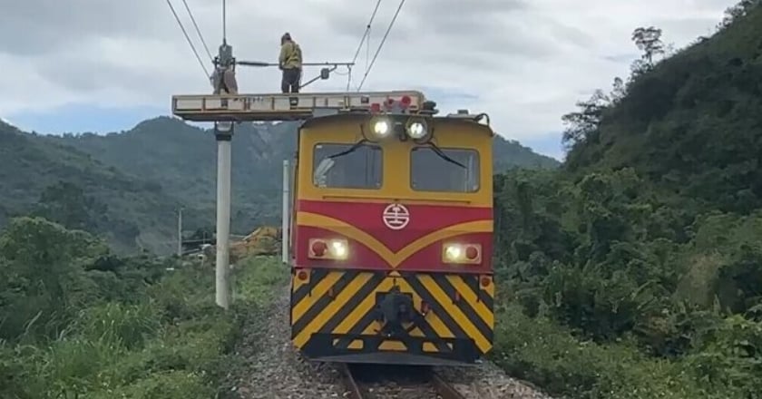 台鐵山里至鹿野間樹倒壓斷電車線 一度中斷逾4小時後恢復通車