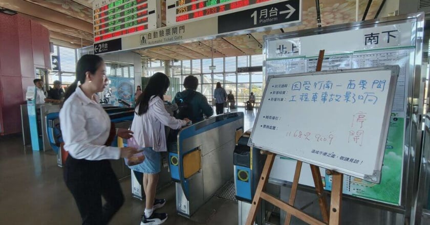 工程怪手翻覆致列車延誤 台鐵：下午1時恢復正常行駛
