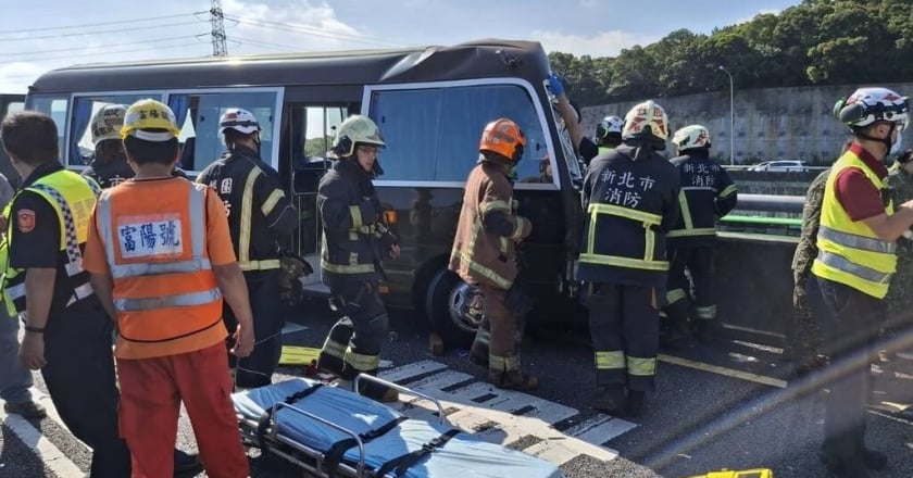 國道五楊高架軍方中巴追撞遊覽車 11人受傷送醫