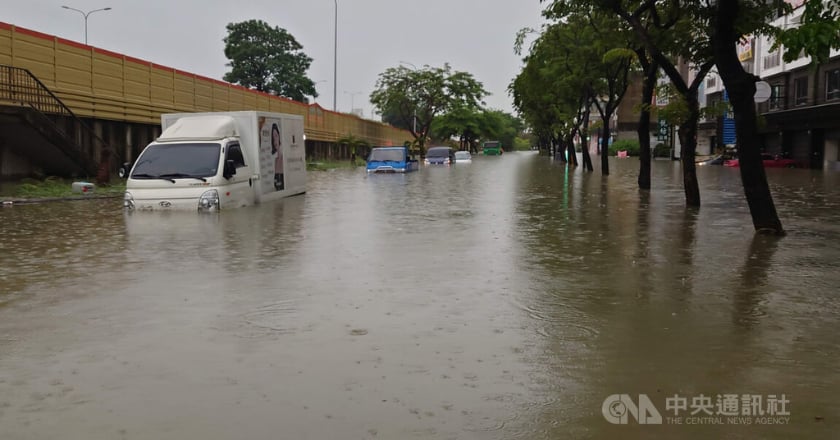 豪雨致災 台南仁德水深及腰 高雄路竹6人受困 屏東台17線中斷