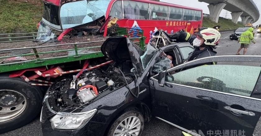 林口車禍國1北上雨中9車連環撞 14人送醫回堵10公里