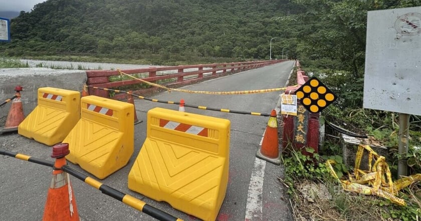 花蓮萬里溪堰塞湖溢流恐延至19日 台鐵恢復行駛
