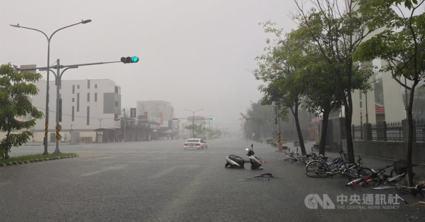 豪雨重創南台灣 航空、鐵路、公路、船班交通異動