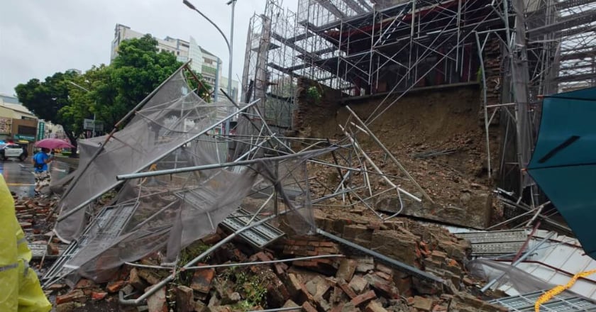 雨炸南高屏花東1人失聯 古蹟牆崩、多處路陷橋封