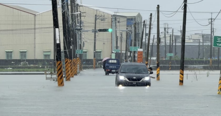 高雄豪雨成災 賴瑞隆陪賴清德視察治水柯志恩勘災受困