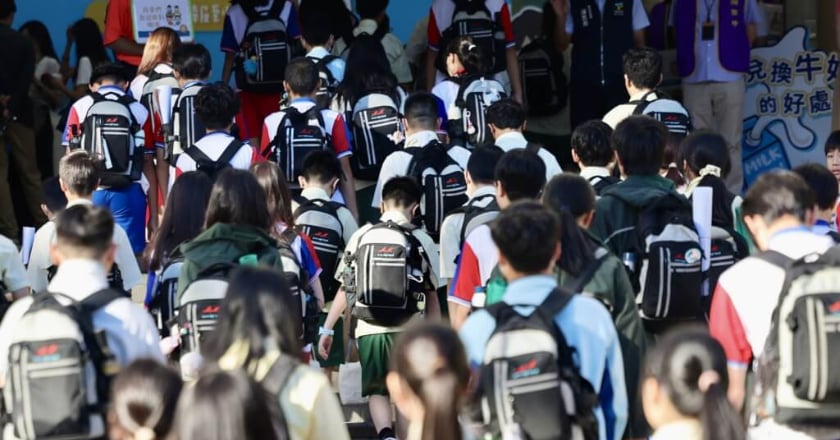 鄭英耀稱「聘老師是縣市責任」惹議 教育部提7措施解教師荒