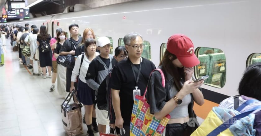 高鐵連假旅運創新高 收假北返自由座大排長龍
