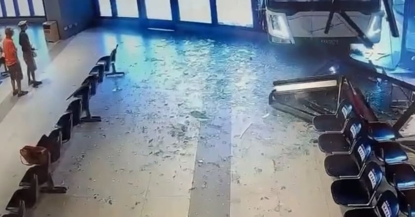 長庚醫院接駁車撞進轉運站候車區 玻璃碎裂釀2人輕傷