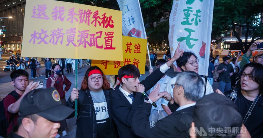 世新校慶場外爆推擠 學生提4大訴求 校方:表達意見應理性