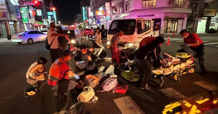 嘉市機車騎士載3童與貨車碰撞 1女童一度命危 警查肇責