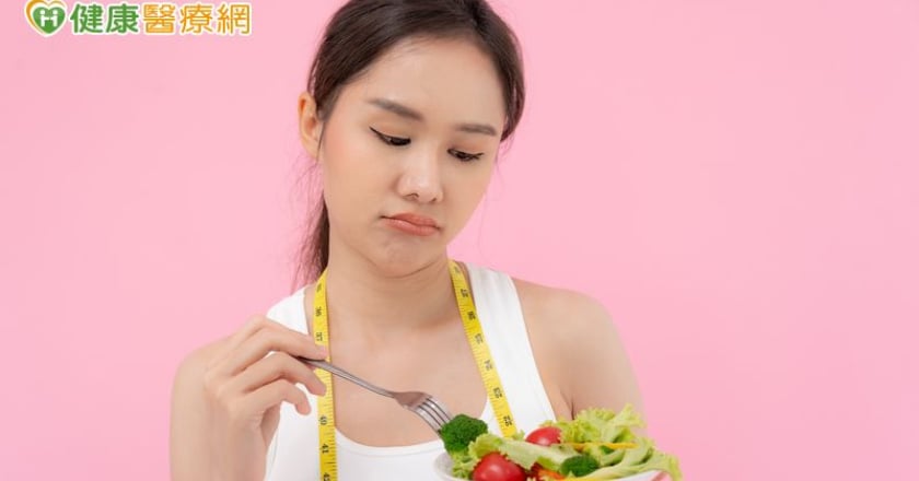 非常低熱量飲食適合你嗎？醫親曝安全減重最佳策略