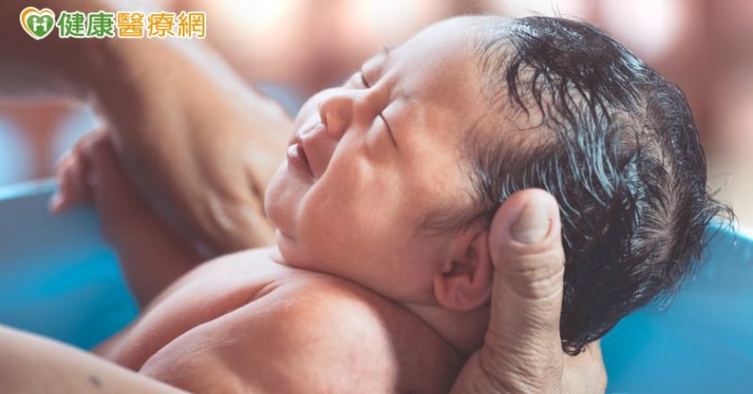 水中分娩、不打催生、不打無痛 產婦喜迎新生命