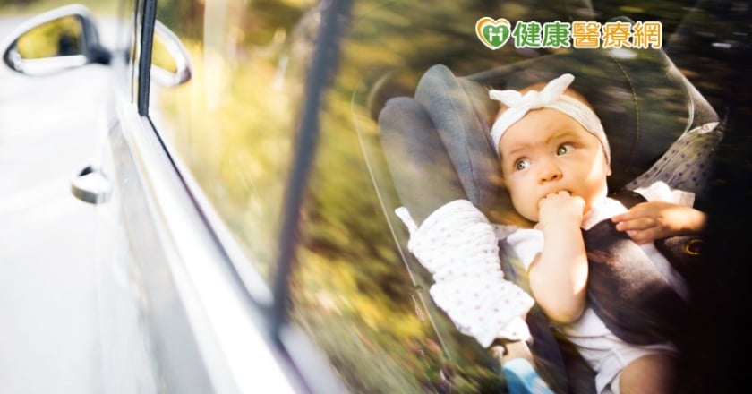 孩子留在車中10 分鐘OK嗎？　天氣悶熱小心車內死亡