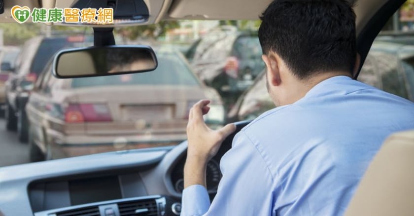 「路怒症」是一種病嗎？開車容易生氣怎麼辦？醫：快做1動作保持冷靜