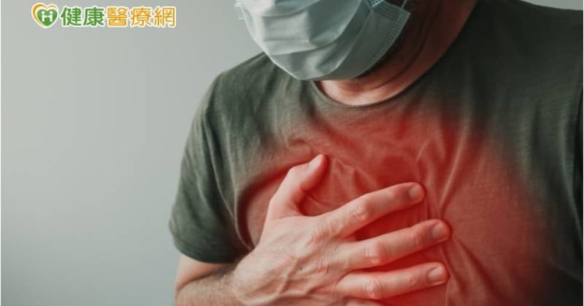 中年男高燒胸痛3天 X光驚見「肺開洞性腫塊」