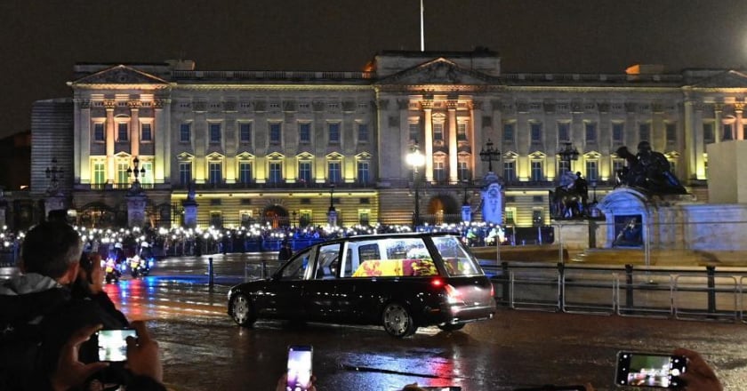 英女王靈柩運抵倫敦白金漢宮 數萬民眾沿途冒雨致意