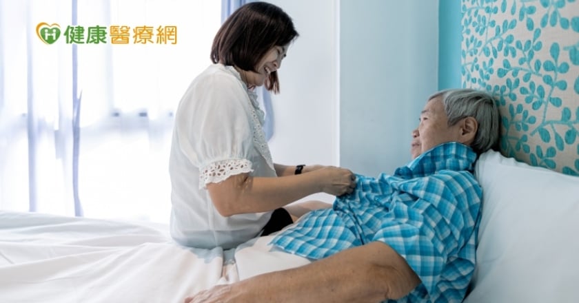每天抬、抱、背好累！　照顧者安全轉移位4大方法