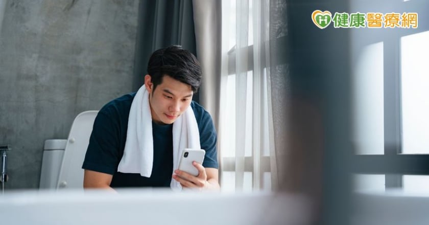 上廁所邊滑手機？研究：痔瘡風險增近5成！醫籲「短影音看兩則就好」