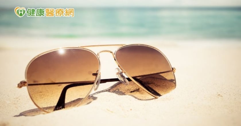夏日時尚配件「太陽眼鏡」 鏡片不是越黑越好!選購注意2大重點