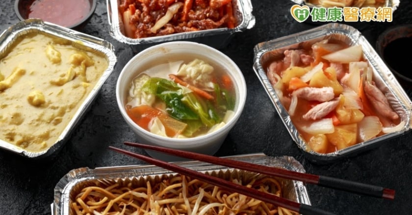 外帶、宅配冷凍年菜團圓過年 食藥署列注意事項