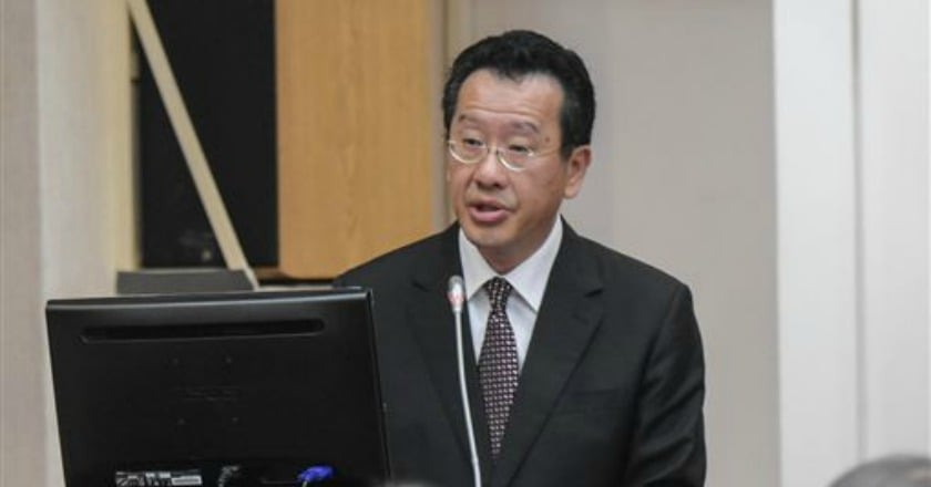何壽川仍任證交所董事 顧立雄：請證交所協調改派