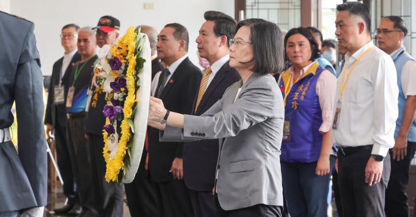 蔡英文出席八二三紀念儀式 與侯友宜同台向陣亡將士獻花