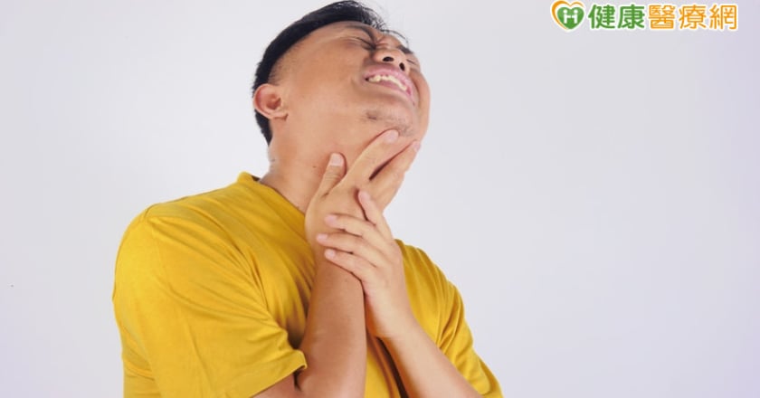 男誤吞架橋式假牙！卡在升結腸凹窩 醫師內視鏡「撒網」取出