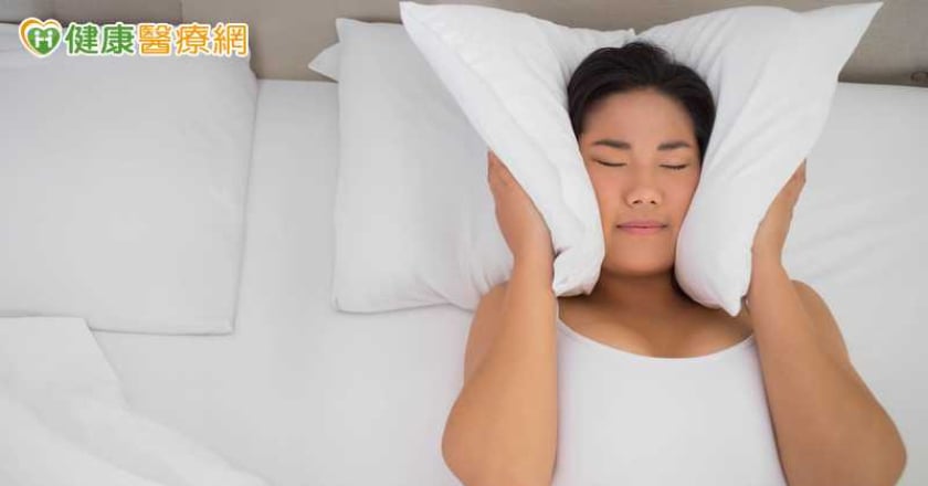 墊枕頭睡覺反而傷眼?最新研究與過往觀點不同調 眼科醫這麼說