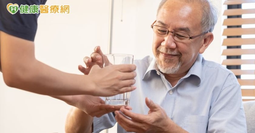 不再難吞又嗆傷! 長者「吸食凍狀飲」喝水更安心