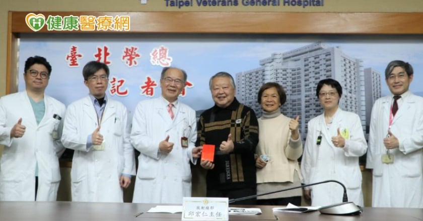 73歲男腎癌用1治療「凍死」癌細胞 保住腎不用再治療術後開心大肆慶祝!