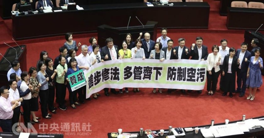 空污法三讀 加嚴10年老車排放標準
