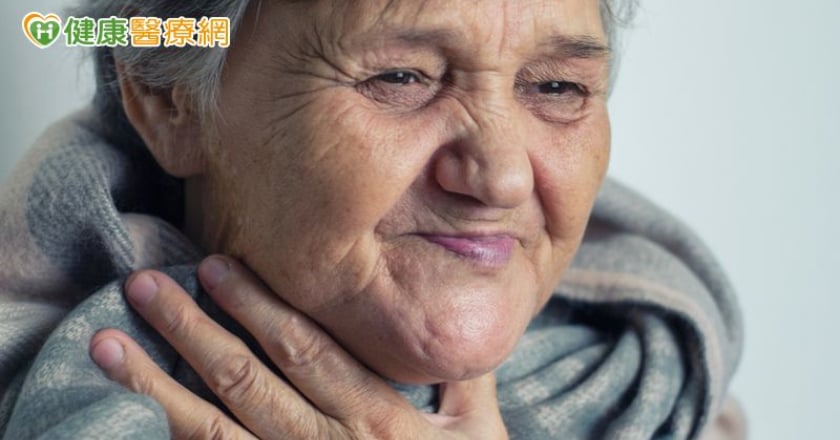 喉嚨整天卡卡的！中年婦「支氣管擴張症」塞滿痰 這樣做改善症狀
