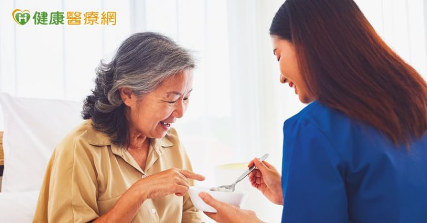 長輩吞嚥困難適合吃什麼？把食物切碎更易進食？營養師來解析！