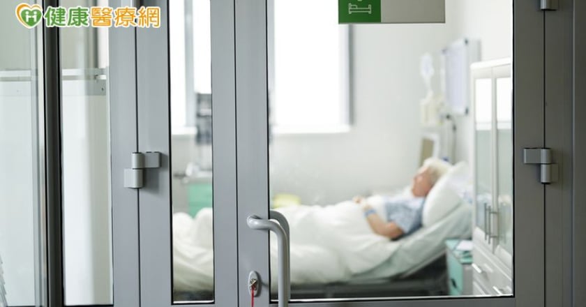 臥床年長者突呼吸急促、發高燒 就醫一查驚見「2物」卡氣管