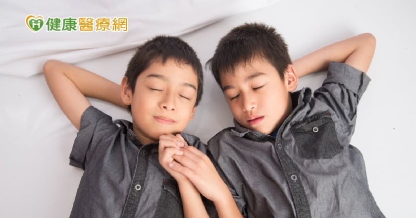 【內分泌小教室】 同卵雙胞胎身高卻差7cm！　醫傳授孩子快樂長高3重點