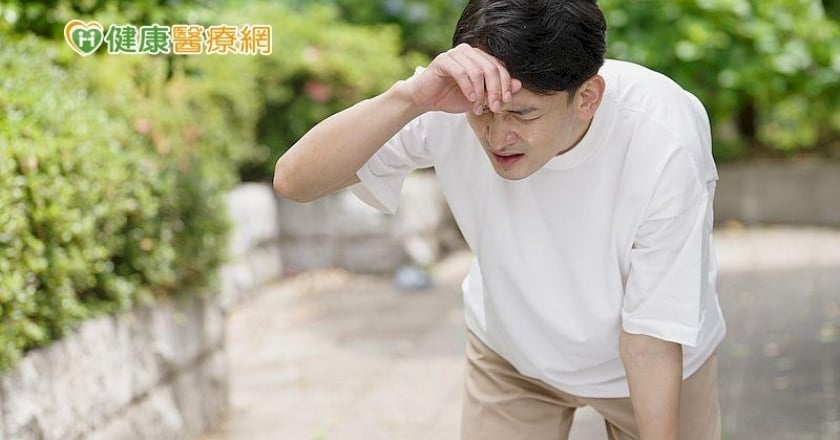 突然眼前一黑或腳步蹣跚是警訊？　頭暈、不穩、手腳發麻的處理對策