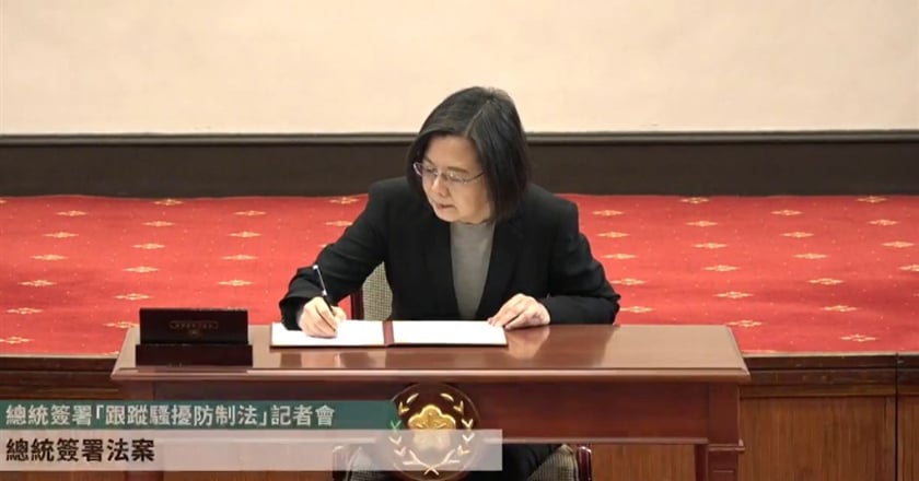 蔡英文簽署跟騷法：仍有許多女性面臨暴力威脅
