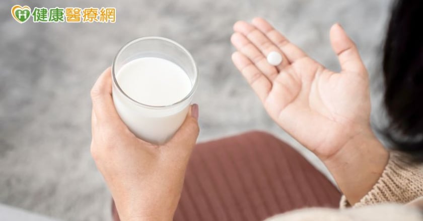 抗生素不能配牛奶吃？要間隔多久？食藥署解答常見用藥迷思