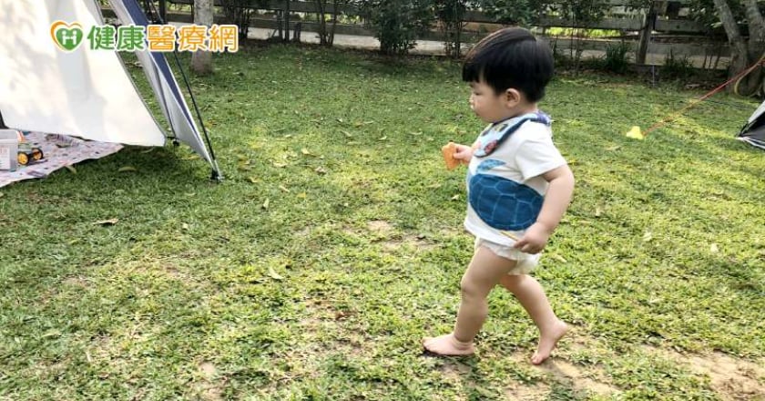 孩子內八、X型腿、扁平足怎麼辦？　3招培養良好姿勢習慣