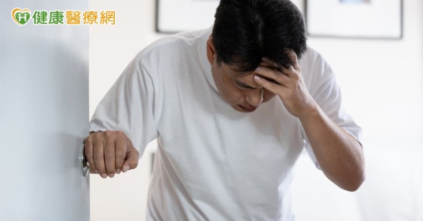 40歲男曬衣突中風倒地!醫:救命4口訣「FAST」一定要牢記
