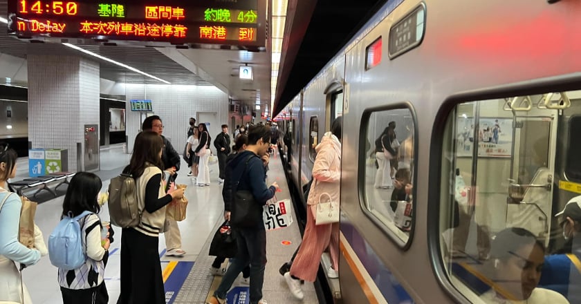 台鐵汐止至五堵電車線掉落搶修完成 影響27列車、延誤735分鐘