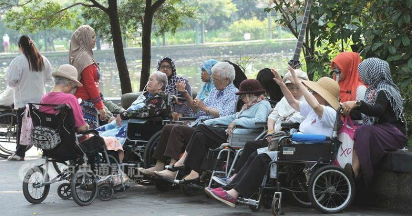 總統令公布修正就服法 移工滿3年免出境