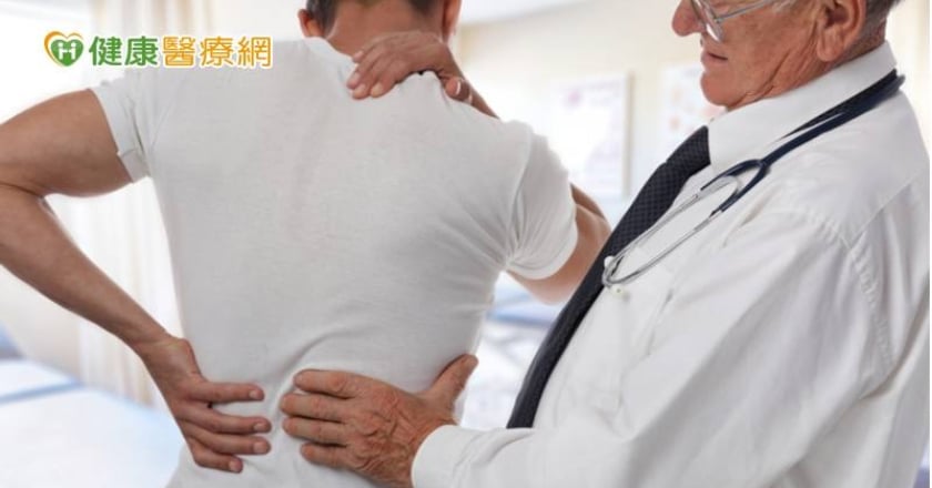 走路沒有「腳踏實地」的感覺　當心「頸椎狹窄」惹禍