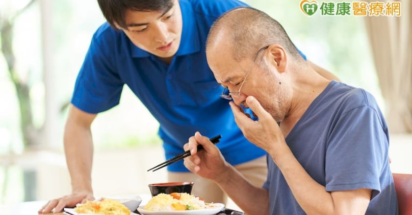 用餐飯菜掉滿桌、常被嗆到? 當心「口腔衰弱徵兆」