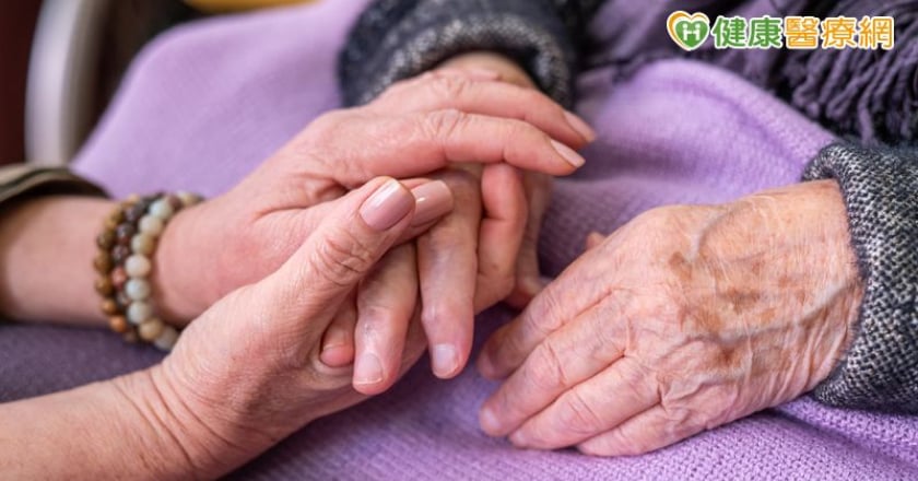 老老相顧成常態？英研究：中高齡者照顧他人時間過長 認知下降風險增