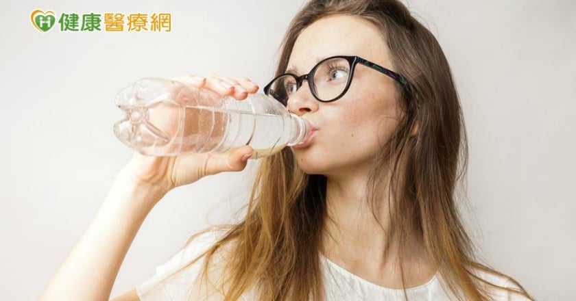 喝氣泡水減重？　專家：喝水最實際