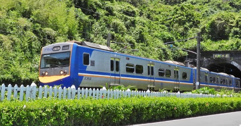 上班尖峰台鐵貨車南港至汐止故障 列車延誤10至20分鐘