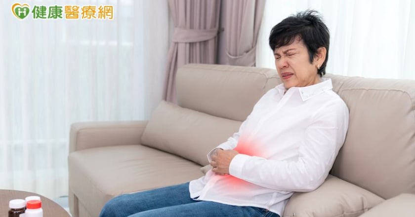 五旬婦嗑鍋後腹痛不理蔓延到後背 竟是「膽結石阻塞」作怪！