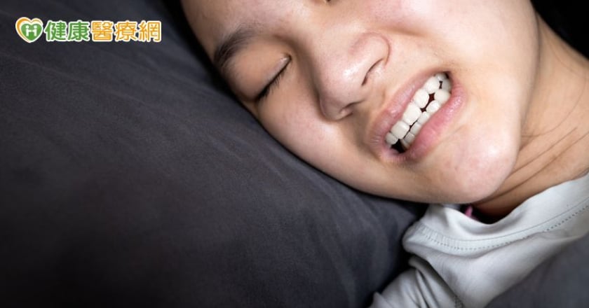 闆娘牙齦萎縮、牙縫變大竟是每晚磨牙惹禍！醫籲高壓力族群要當心