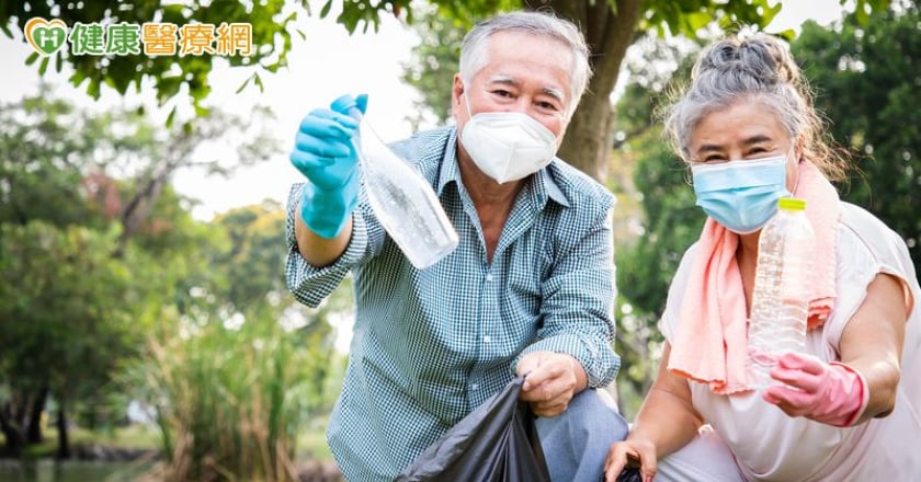 行善也能幫自己！研究：每週助人2小時 大腦老化減緩、失智風險降